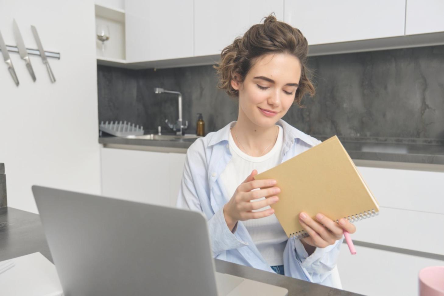 Équipe d'experts en finances personnelles travaillant sur des stratégies budgétaires