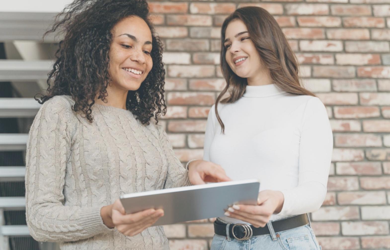 Équipe aralentnovi travaillant sur des solutions budgétaires personnalisées